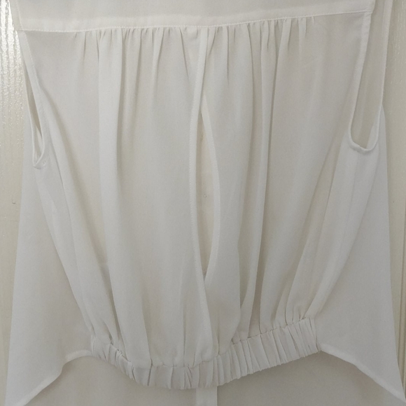 Sleeveless Button-Up Top - Picture 3 of 5